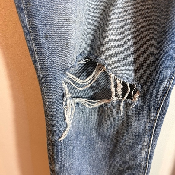 AMERICAN EAGLE Sz 16 Light Wash  Distressed Curvy Mom High Rise Jeans - Picture 2 of 11